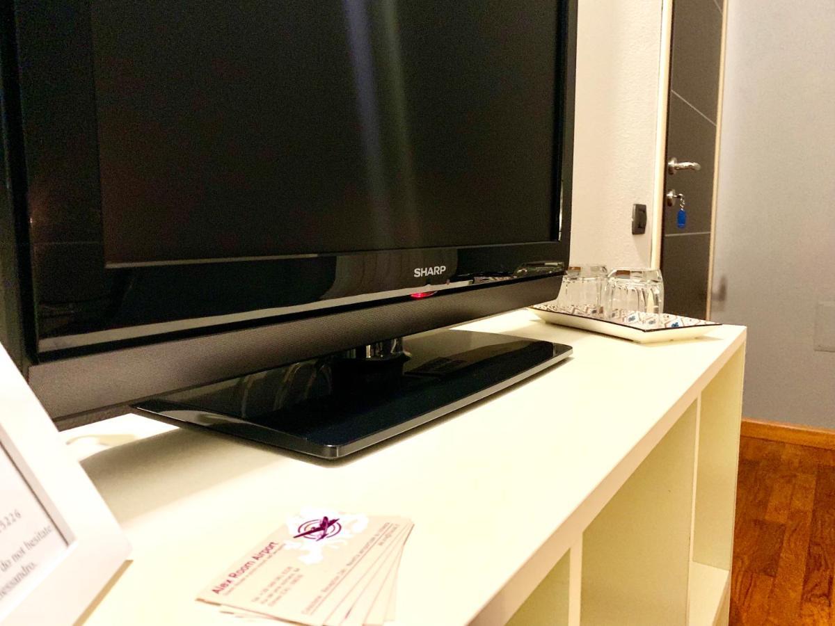 Alex Room Airport Elmas Екстер'єр фото