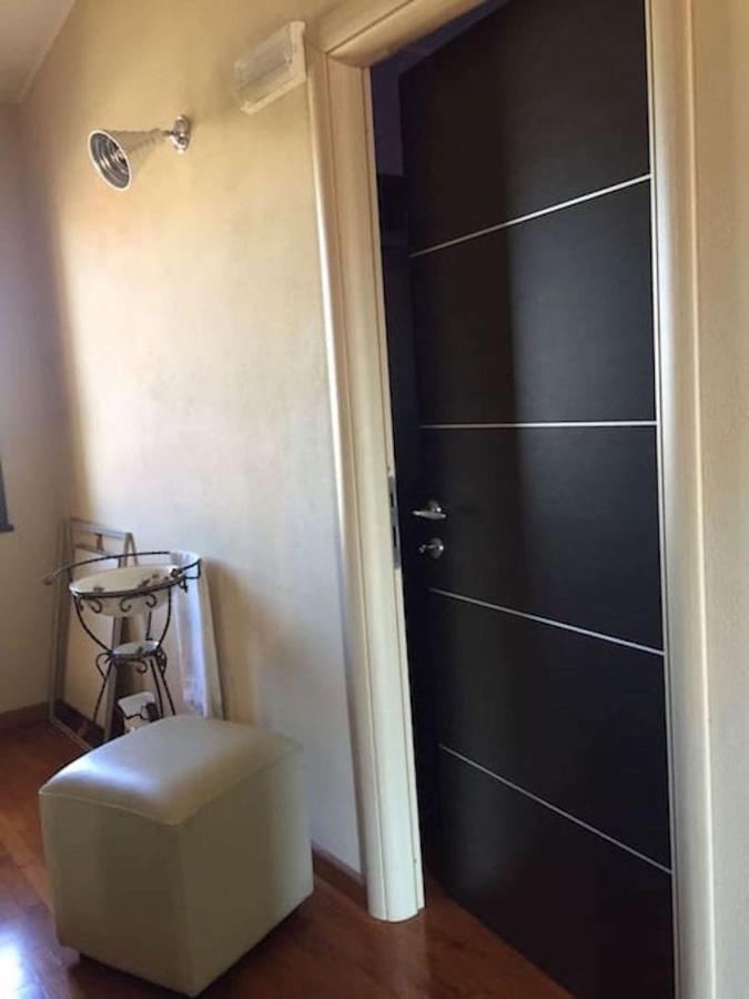 Alex Room Airport Elmas Екстер'єр фото