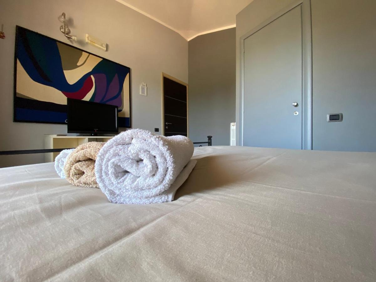 Alex Room Airport Elmas Екстер'єр фото